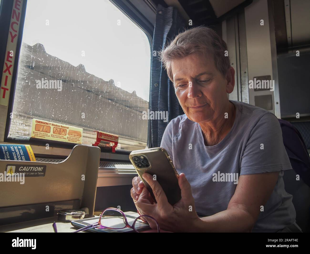 La donna passeggero guarda il suo iPhone nel suo alloggio privato a bordo dell'Amtrak Auto-Train da Sanford FL a Lorton va, 1° giugno 2023, © K Andriotis Foto Stock