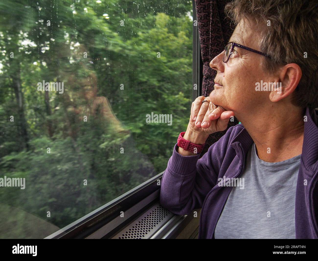 Donna passeggero gode della vista dal suo alloggio privato a bordo dell'Amtrak Auto-Train in rotta da Sanford FL a Lorton va, 1° giugno 2023, © K Andriotis Foto Stock