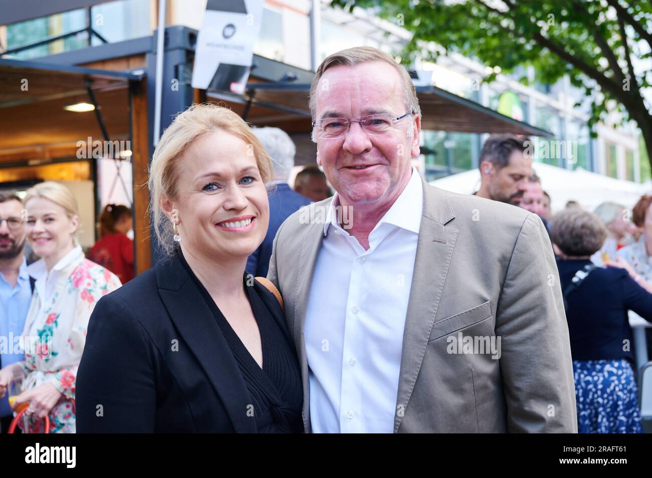 Berlino, Germania. 3 luglio 2023. Boris Pistorius (SPD), ministro federale della difesa, viene con il suo partner Julia Schwanholz al partito estivo del governo della bassa Sassonia alla rappresentanza dello Stato della bassa Sassonia presso il governo federale. Crediti: Annette Riedl/dpa/Alamy Live News Foto Stock