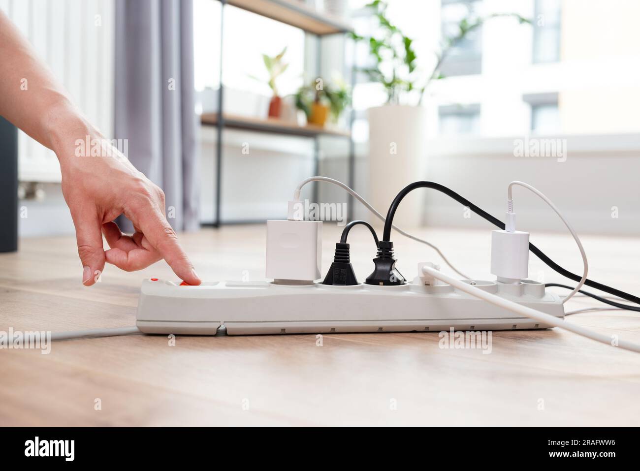 Spina elettrica nella presa di corrente a casa. Concetto di efficienza energetica Foto Stock