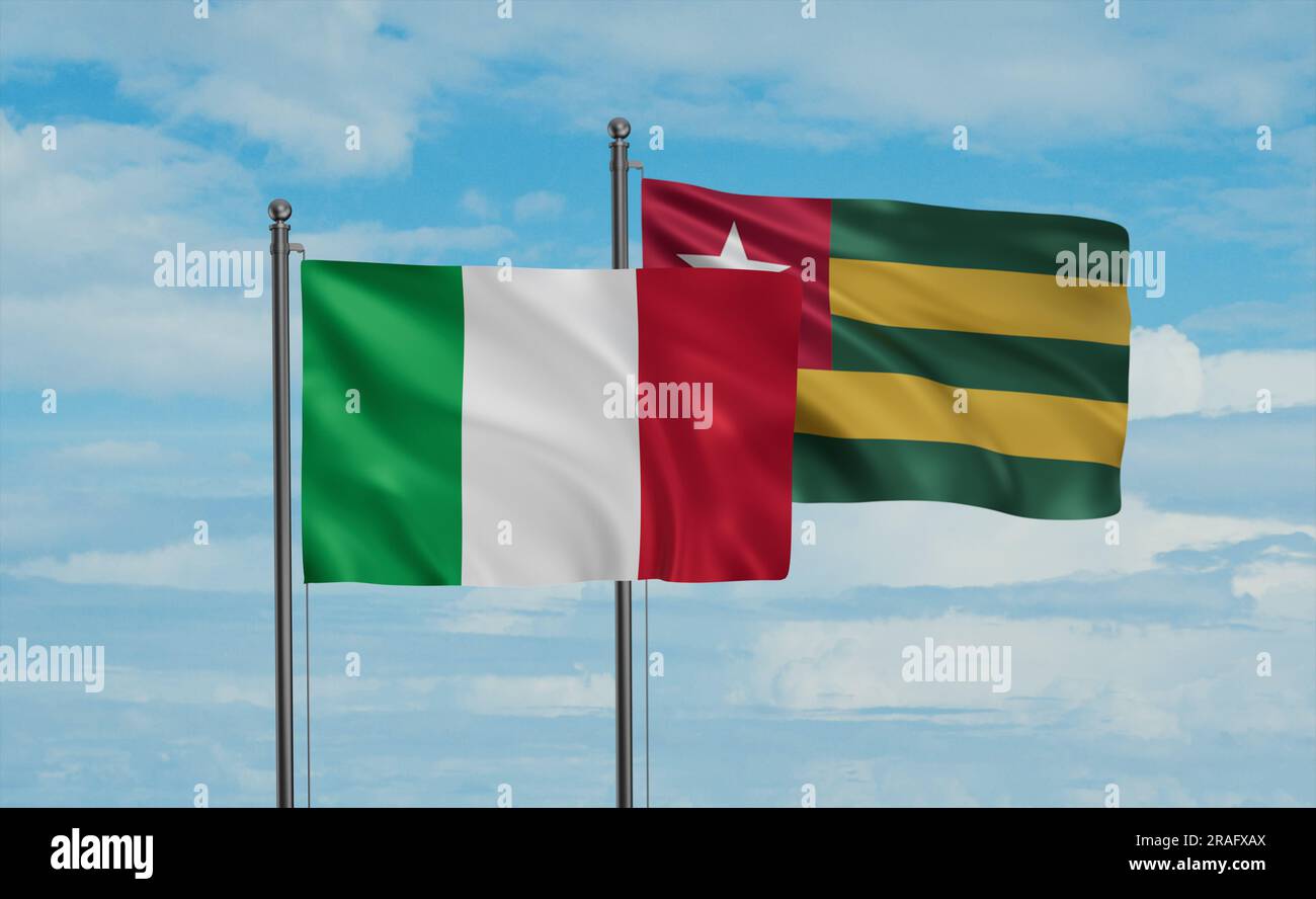 Togo, Repubblica del Togo e Italia bandiera che sventolano insieme nel vento sul cielo blu, concetto di cooperazione tra due paesi Foto Stock