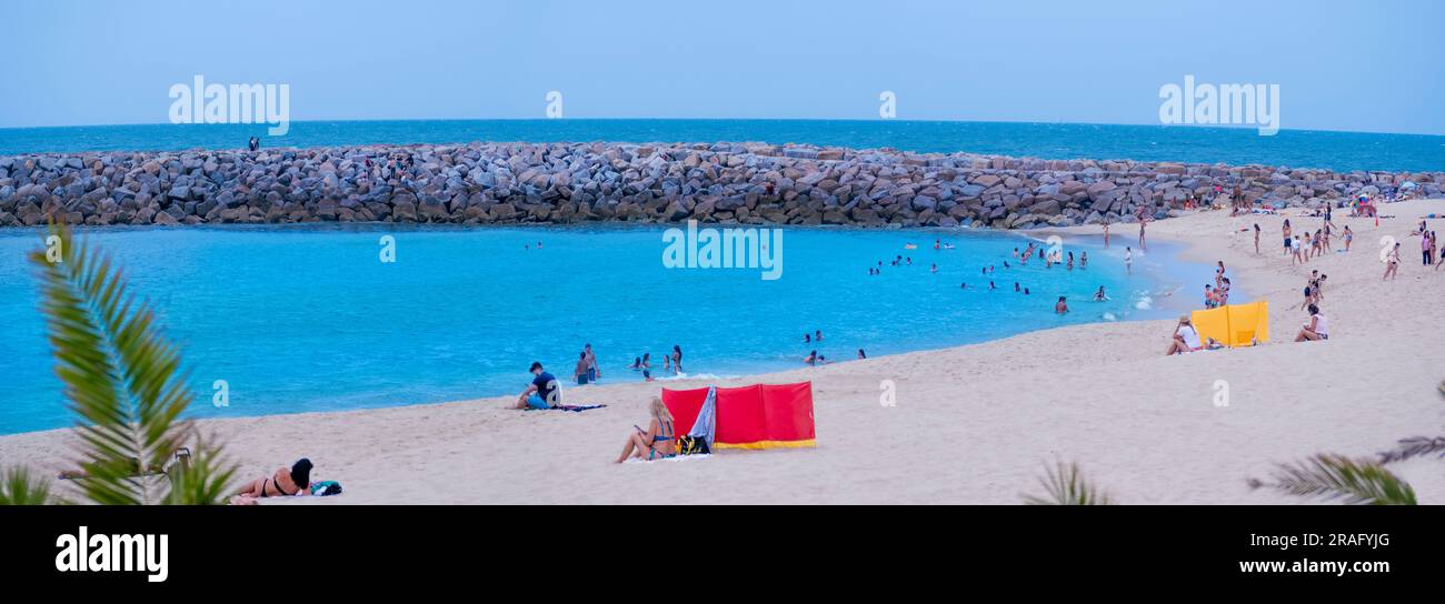 Espinho, Porto, Portogallo, Europa - 21 giugno 2023: Vista panoramica di Praia Vigiada durante le vacanze estive con le persone che si godono il sole sull'Atlan Foto Stock