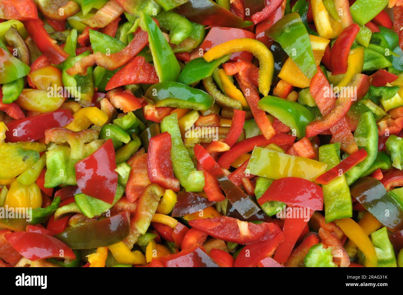 Sfondo vegetale multicolore con peperoni tritati Foto Stock