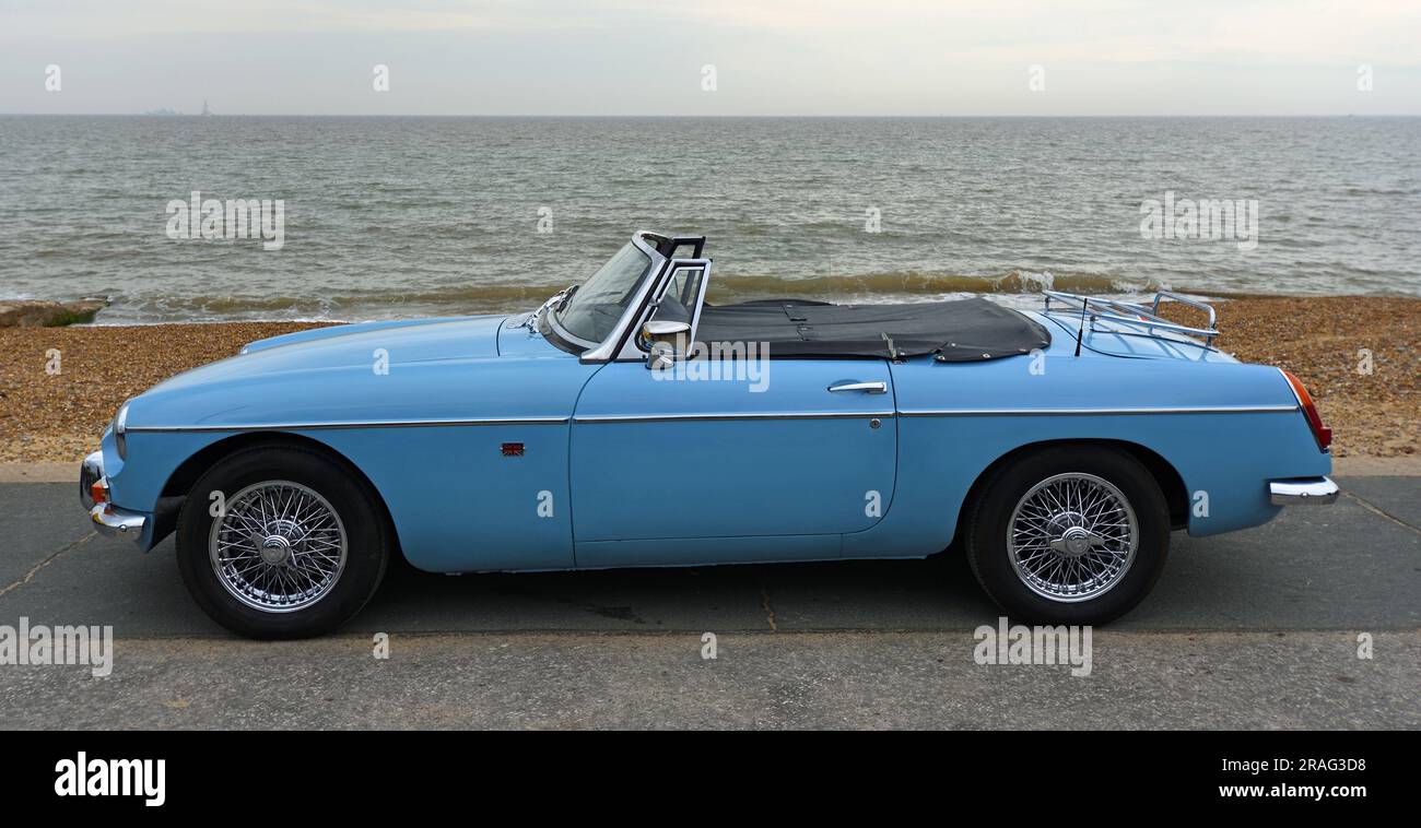 Auto MG Roadster Classic Light Blue parcheggiata sul lungomare con il mare sullo sfondo. Foto Stock