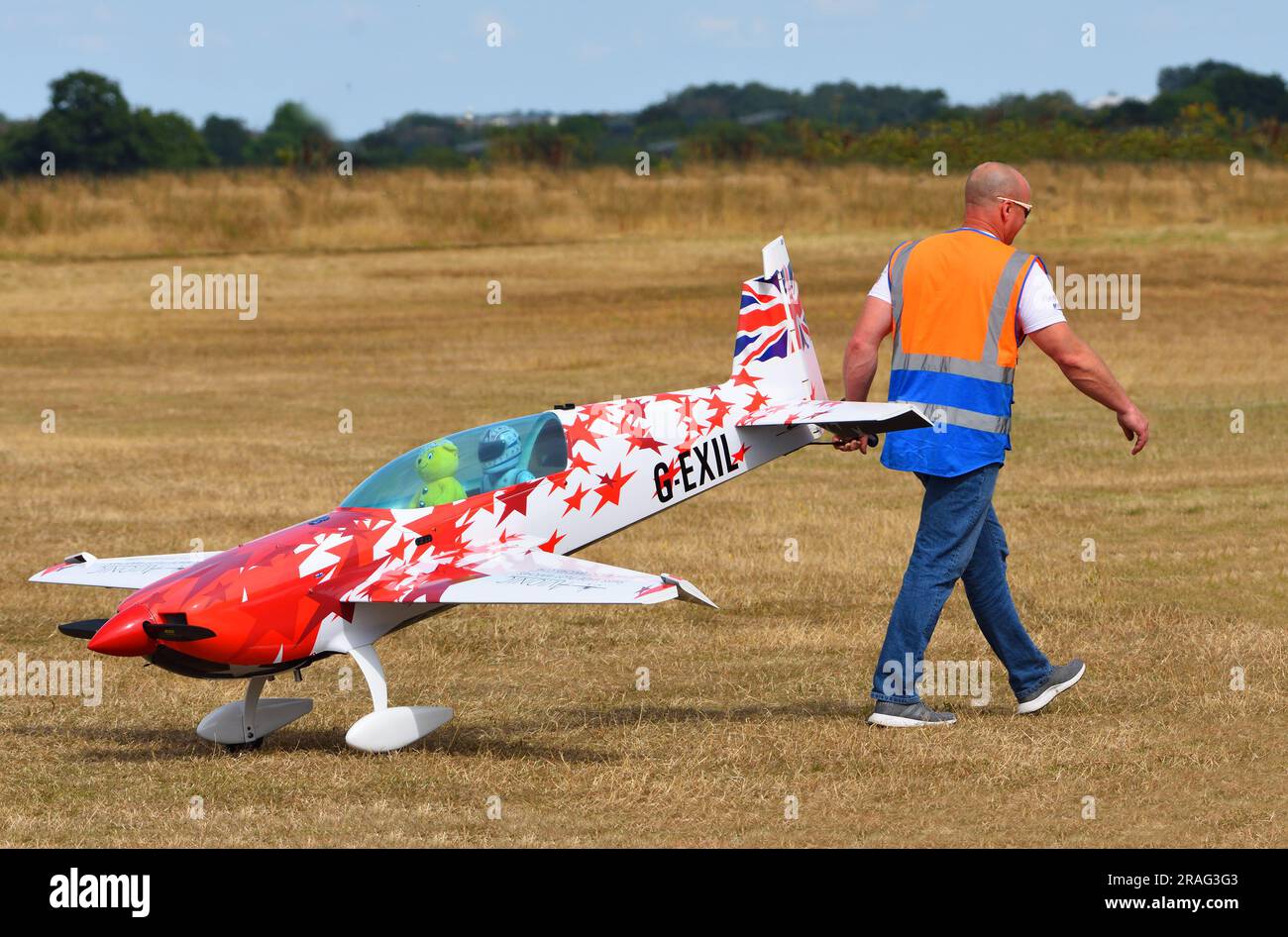 Grandi aerei radiocomandati che vengono trasportati attraverso il campo d'aviazione. Foto Stock