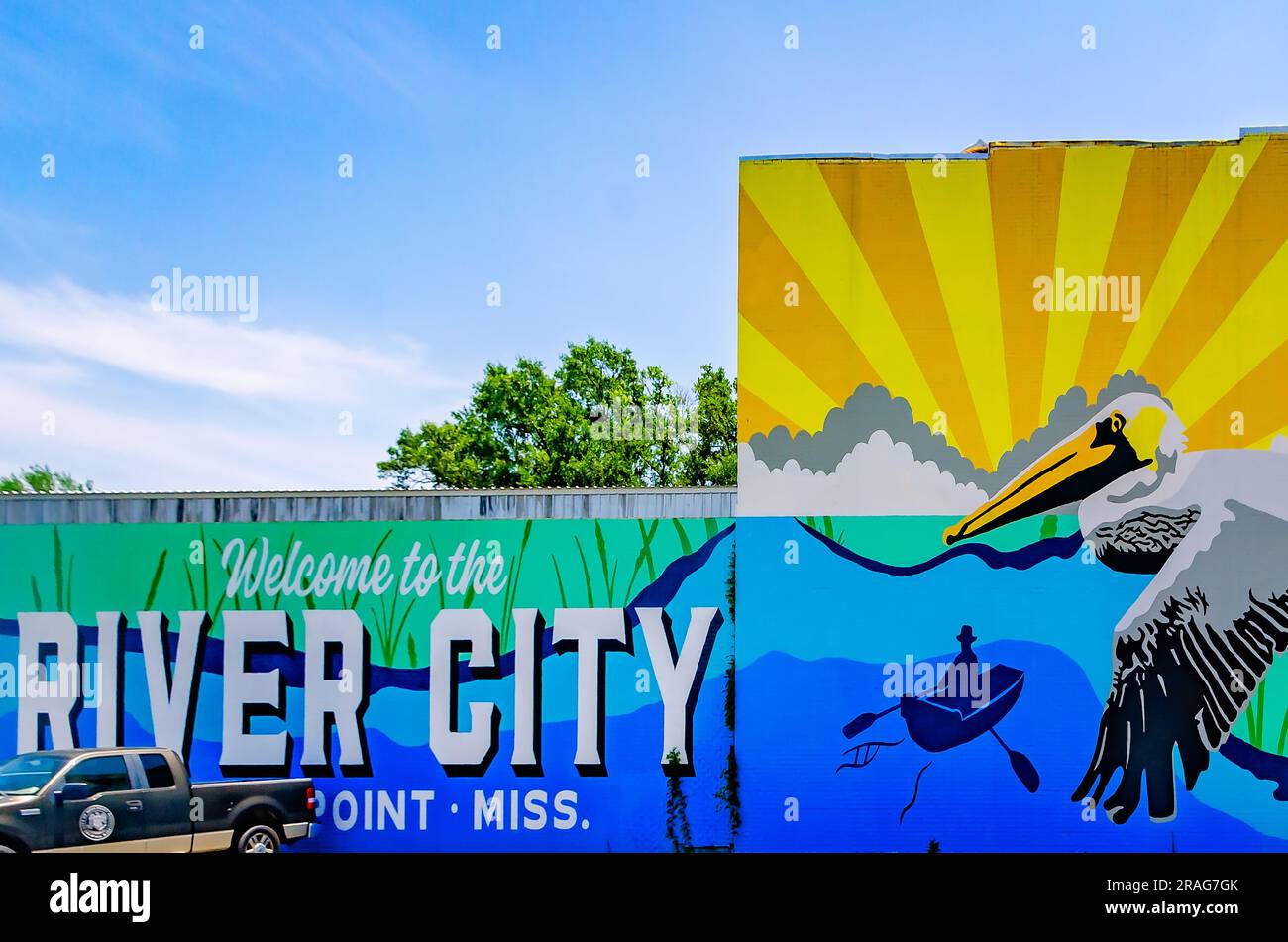 Un murale da cartolina "Welcome to the River City" è dipinto sul lato di un edificio in centro, il 24 giugno 2023, a Moss Point, Mississippi. Foto Stock