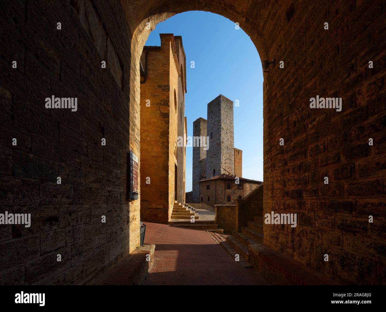 Piazza del Duomo, San Gimignano, Siena, Toscana, Italia Foto Stock