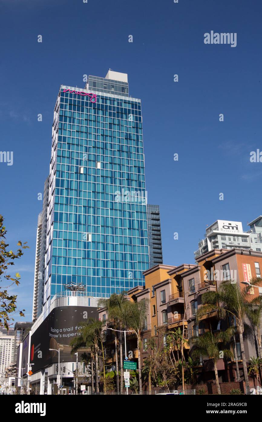 City Lights on Fig Apartments e Moxy Hotel a circa nel centro di Los Angeles, CALIFORNIA, USA Foto Stock