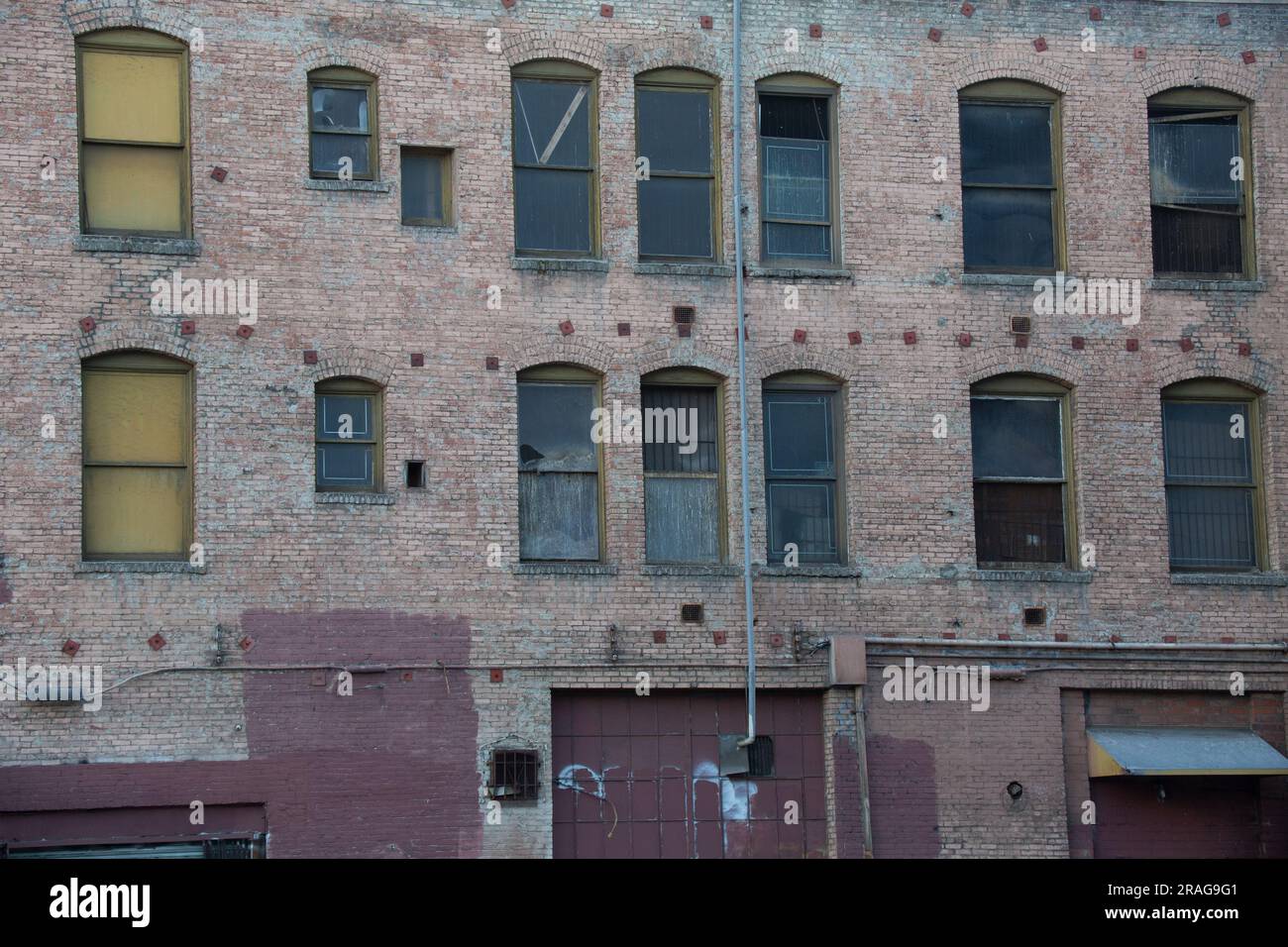 Il retro di un vecchio edificio in mattoni nel centro di Los Angeles, CALIFORNIA, USA Foto Stock