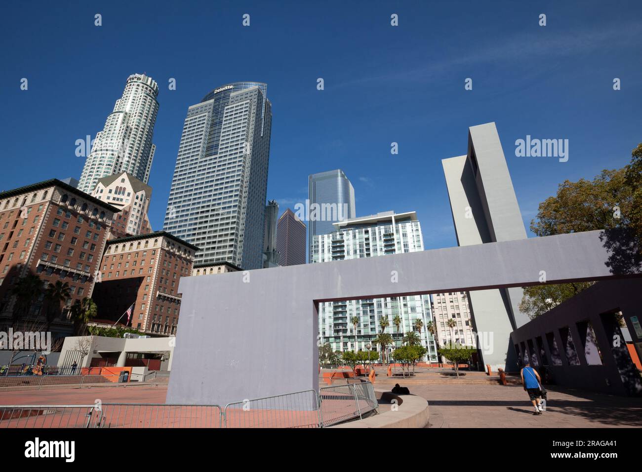 Il Millenium Bilmore Hotel con la USBank Tower e la Deloitte Tower sullo sfondo da Pershing Square nel centro di Los Angeles, CA, USA Foto Stock