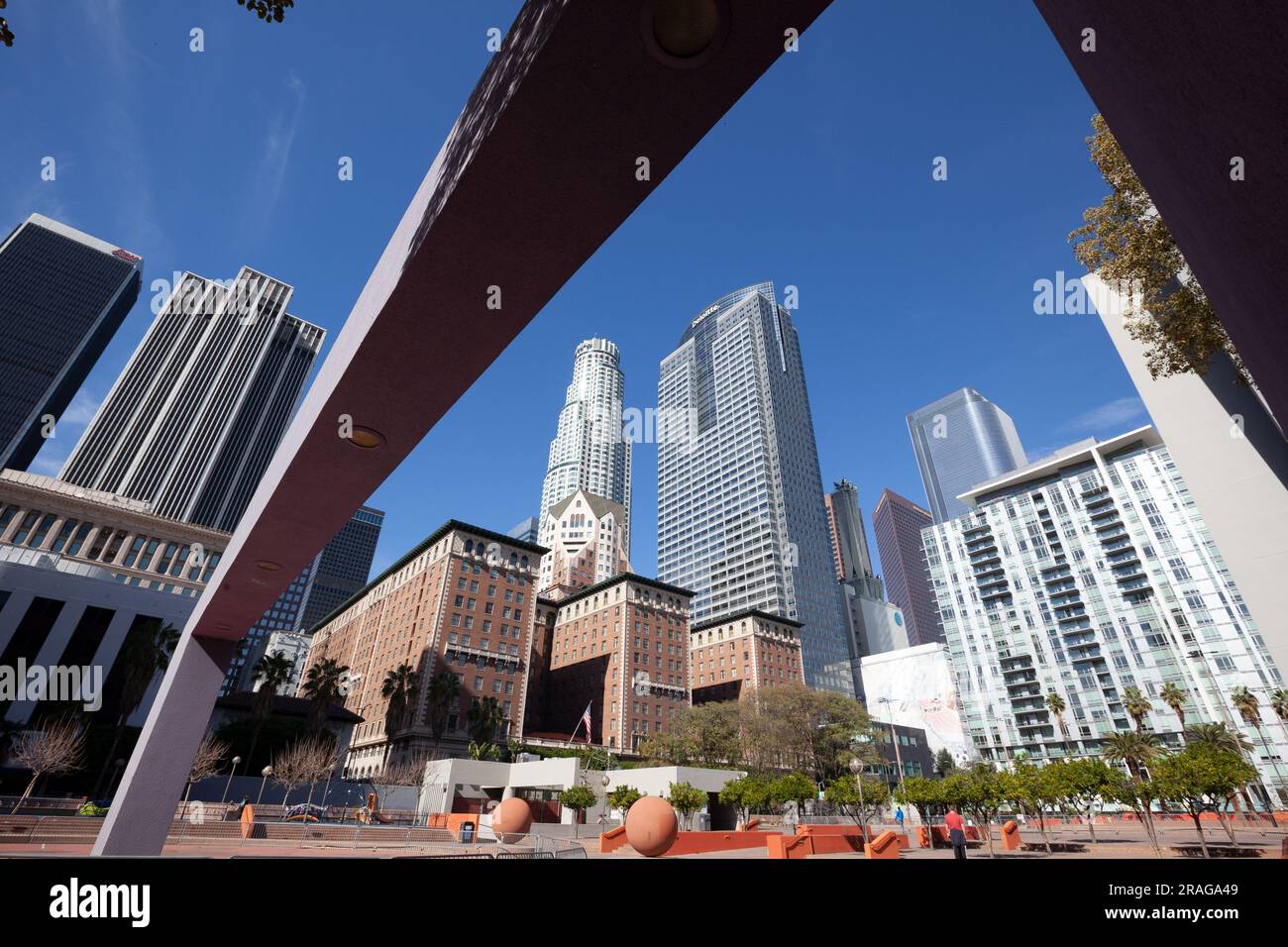 Il Millenium Bilmore Hotel con la USBank Tower e la Deloitte Tower sullo sfondo da Pershing Square nel centro di Los Angeles, CA, USA Foto Stock