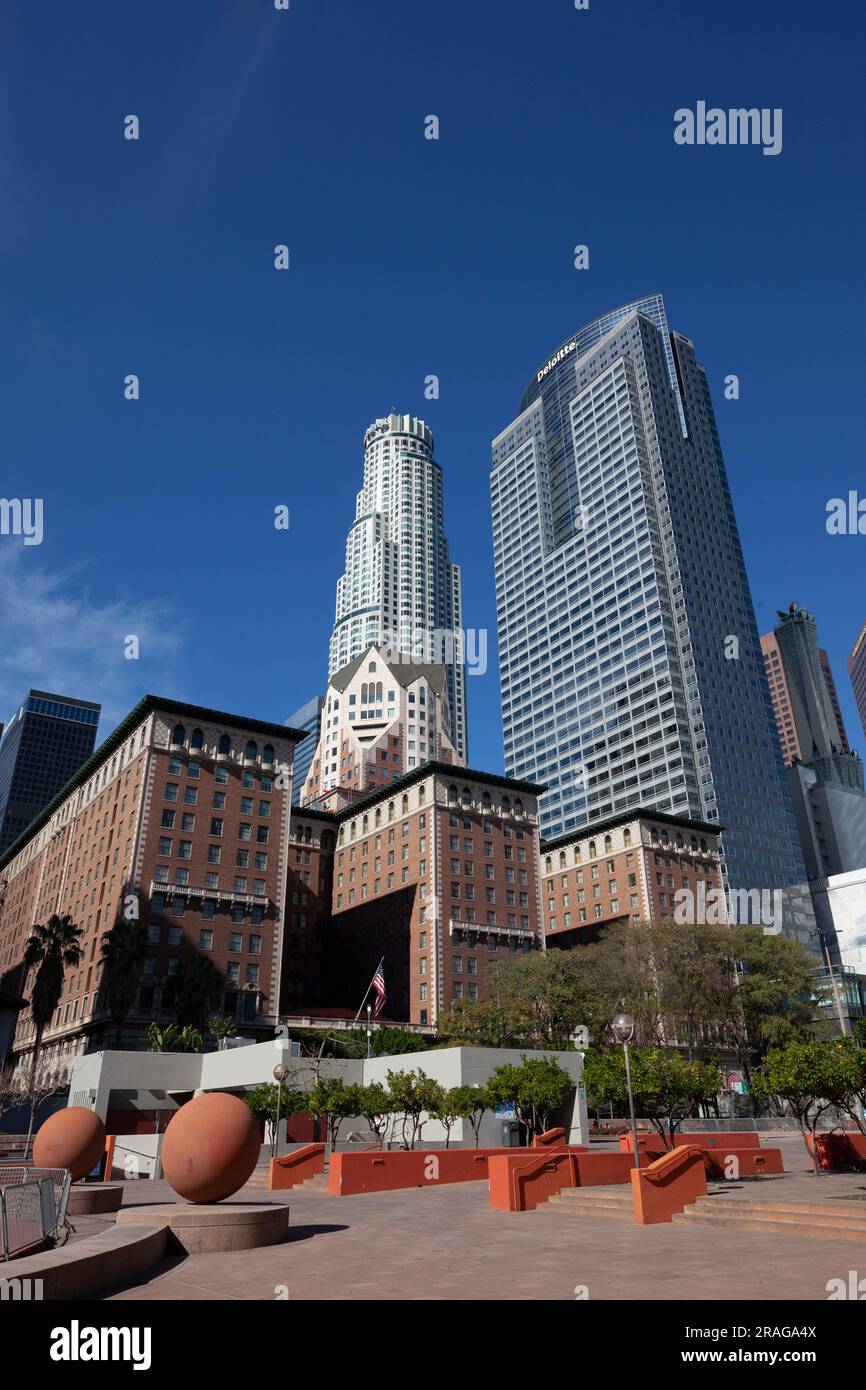 Il Millenium Bilmore Hotel con la USBank Tower e la Deloitte Tower sullo sfondo da Pershing Square nel centro di Los Angeles, CA, USA Foto Stock