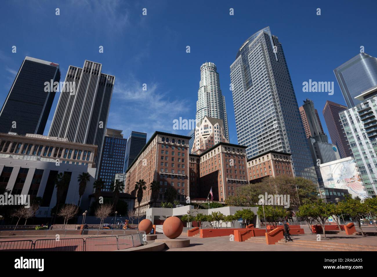 Il Millenium Bilmore Hotel con la USBank Tower e la Deloitte Tower sullo sfondo da Pershing Square nel centro di Los Angeles, CA, USA Foto Stock