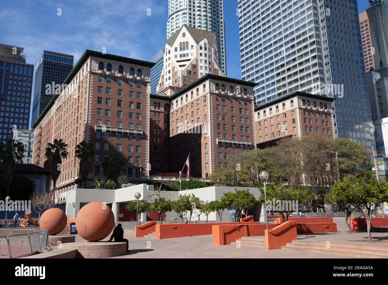 Il Millenium Bilmore Hotel da Pershing Square nel centro di Los Angeles, CA, USA Foto Stock