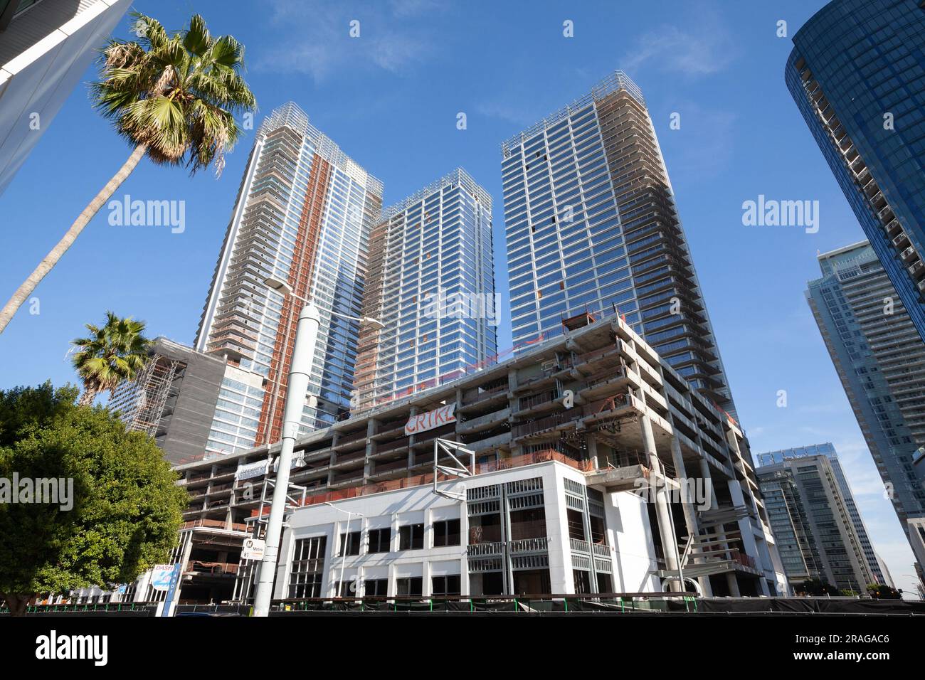 Lo sviluppo incompiuto dell'Oceanwide Plaza nel centro di Los Angeles, CA, USA Foto Stock