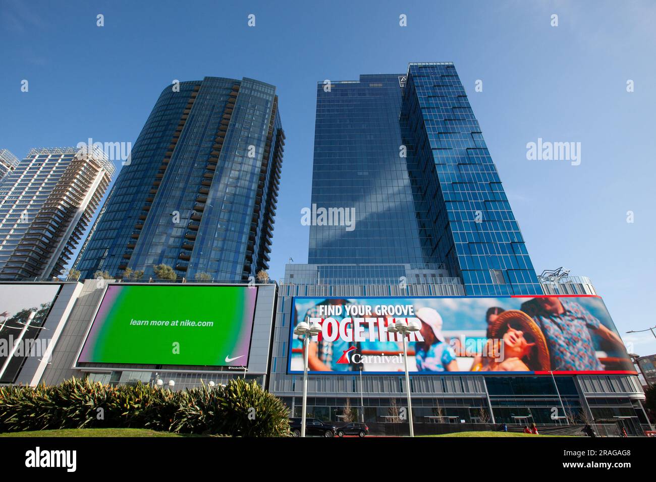 Cartelloni pubblicitari elettronici di fronte a circa LA nel centro di Los Angeles, CALIFORNIA, USA Foto Stock