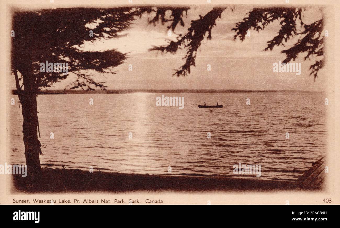 Persone in barca al tramonto, lago Waskesiu, Parco Nazionale Prince Albert, Canada, cartolina degli anni '1920 circa. fotografo non identificato Foto Stock