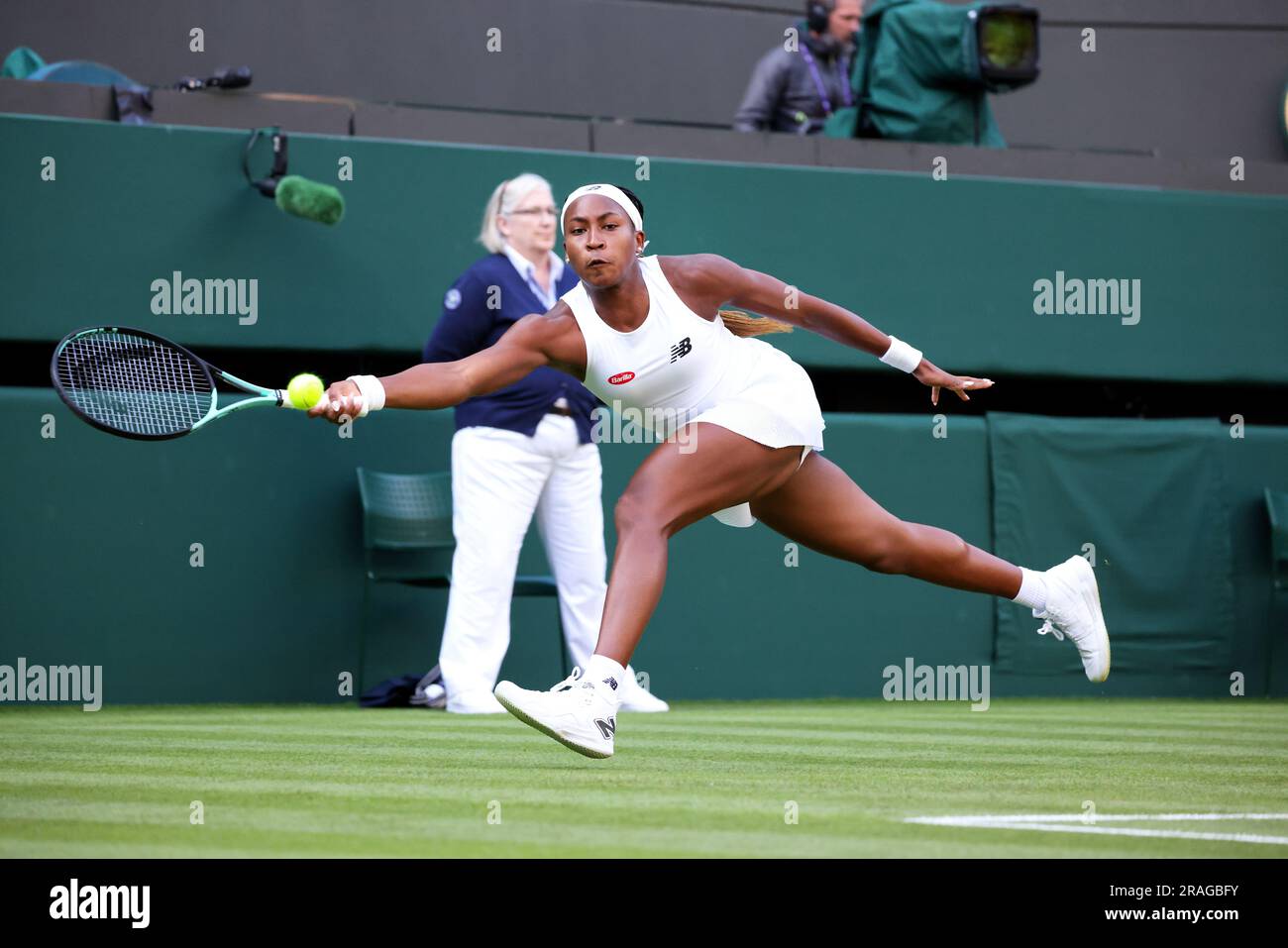 Londra, Regno Unito. 3 luglio 2023. 3 luglio 2023 - Wimbledon. L'American Coco Gauff si allunga per un colpo di fronte alla sua sconfitta al primo round contro la collega americana Sofia Kenin durante il loro primo turno di apertura a Wimbledon. Crediti: Adam Stoltman/Alamy Live News Foto Stock