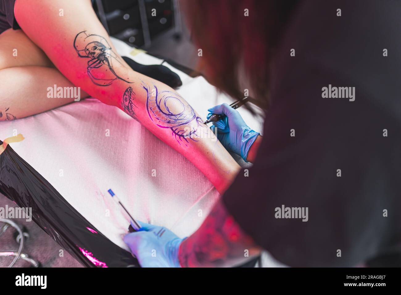 Disegno di un tatuaggio con un pennarello blu, concetto di tecnica Freehand, studio di arte tatuaggio. Foto di alta qualità Foto Stock