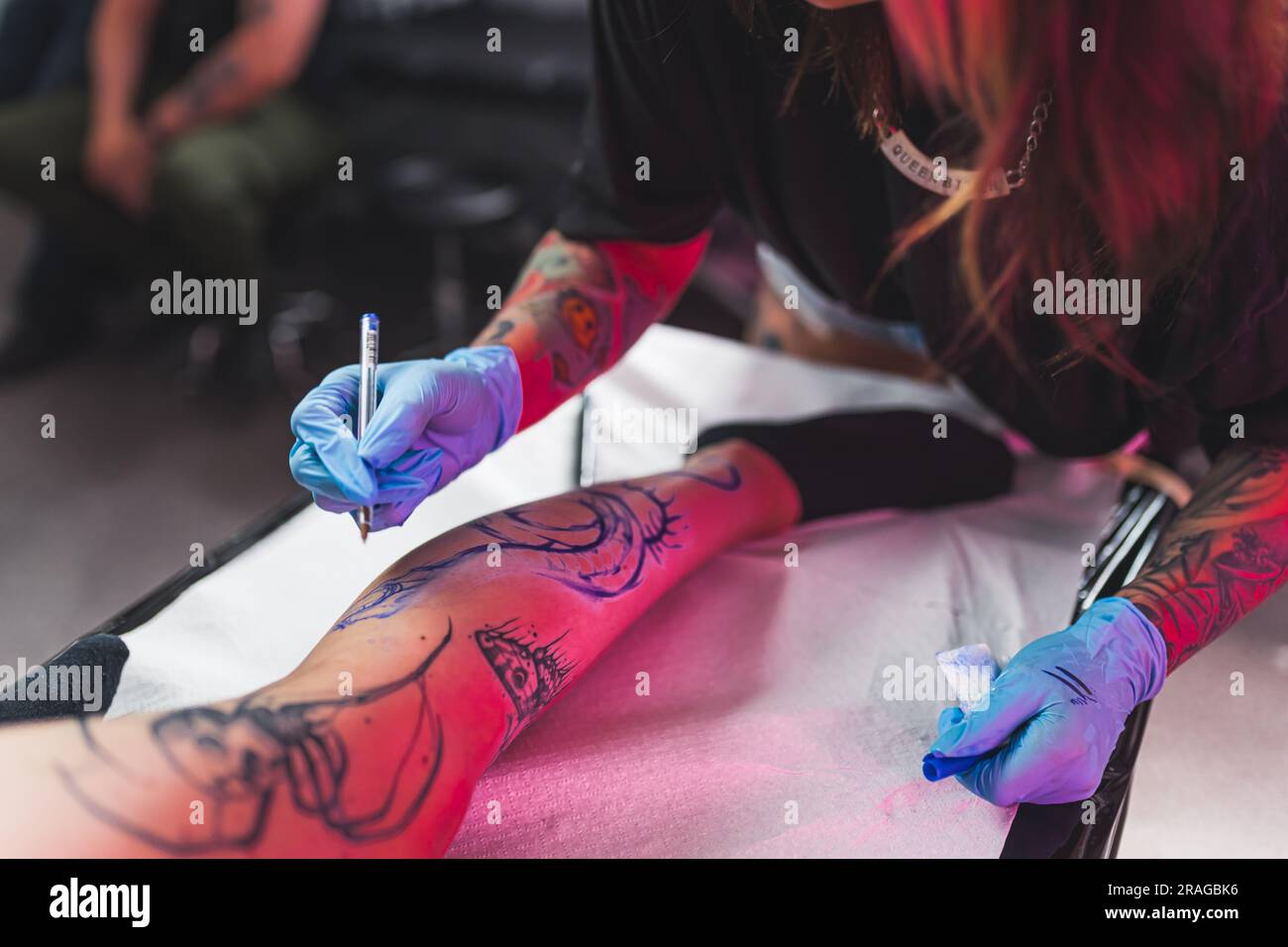 Attaccare e colpire il tatuaggio immagini e fotografie stock ad alta  risoluzione - Alamy