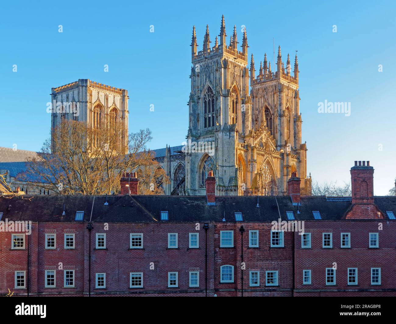 Regno Unito, North Yorkshire, York, York Minster Central e West Towers dal muro della città Foto Stock