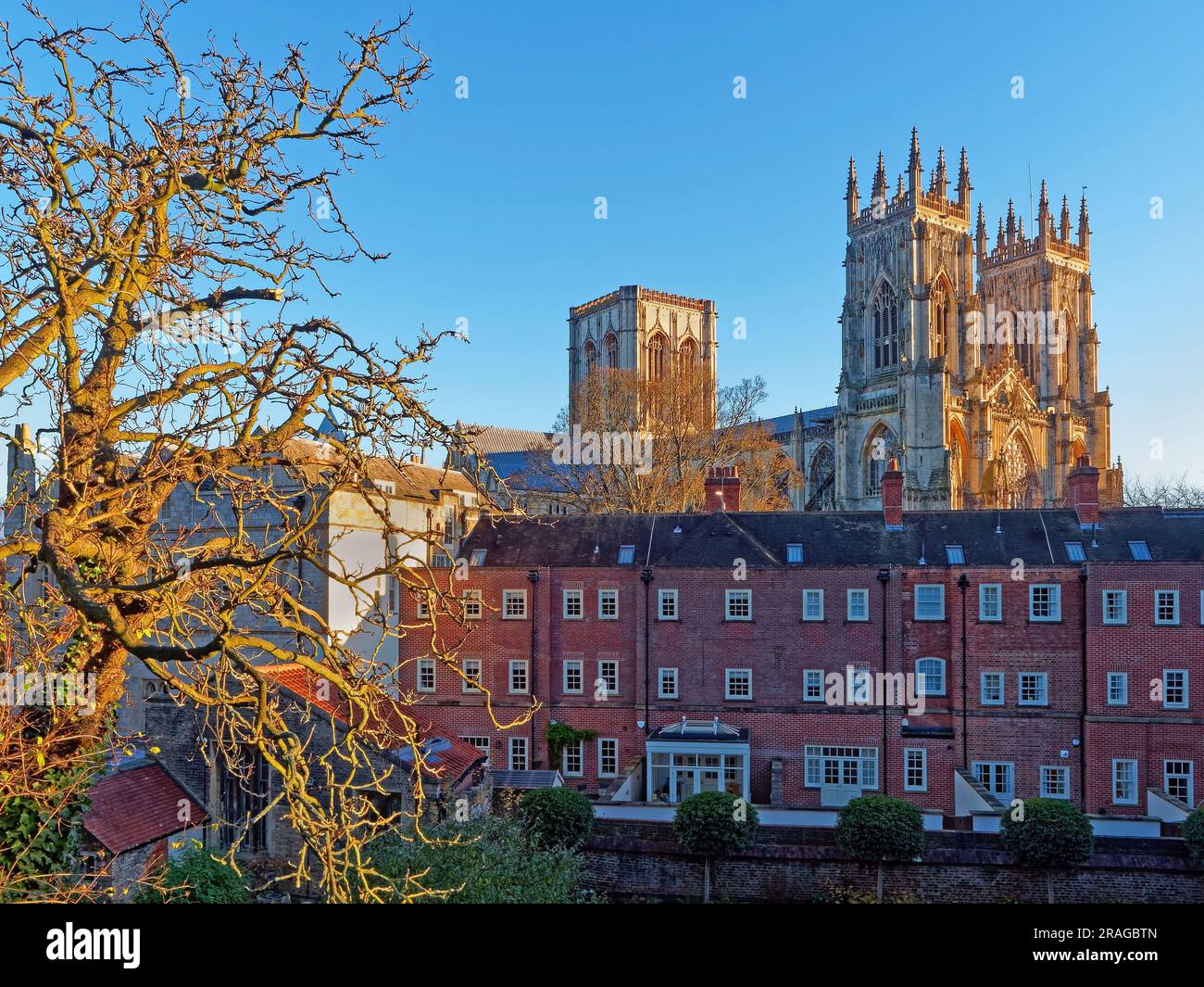 Regno Unito, North Yorkshire, York, York Minster Central e West Towers dal muro della città Foto Stock