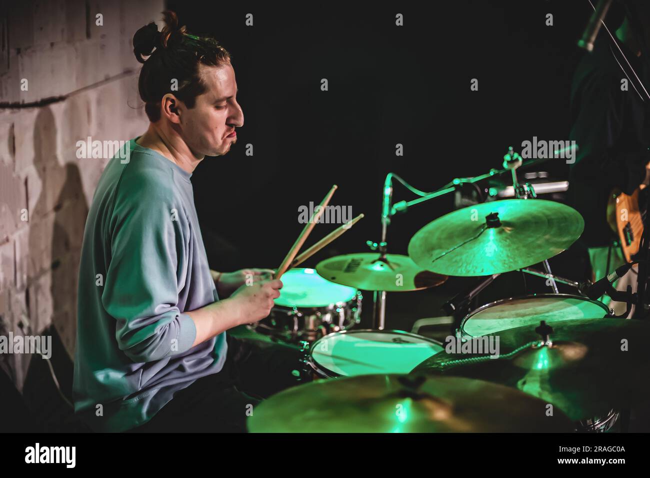 La band drum Music il batterista ha un'esibizione dal vivo solista su un palco. Ripetizione e pratica Foto Stock