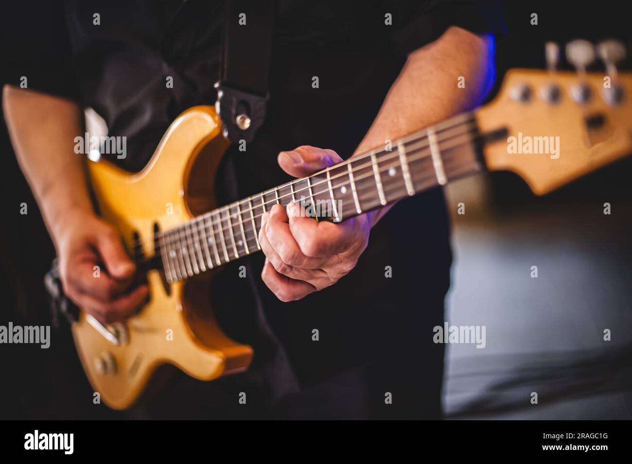 Gli artisti della band di basso e chitarra elettrica si esibiscono dal vivo su un palco. Ripetizione e pratica Foto Stock