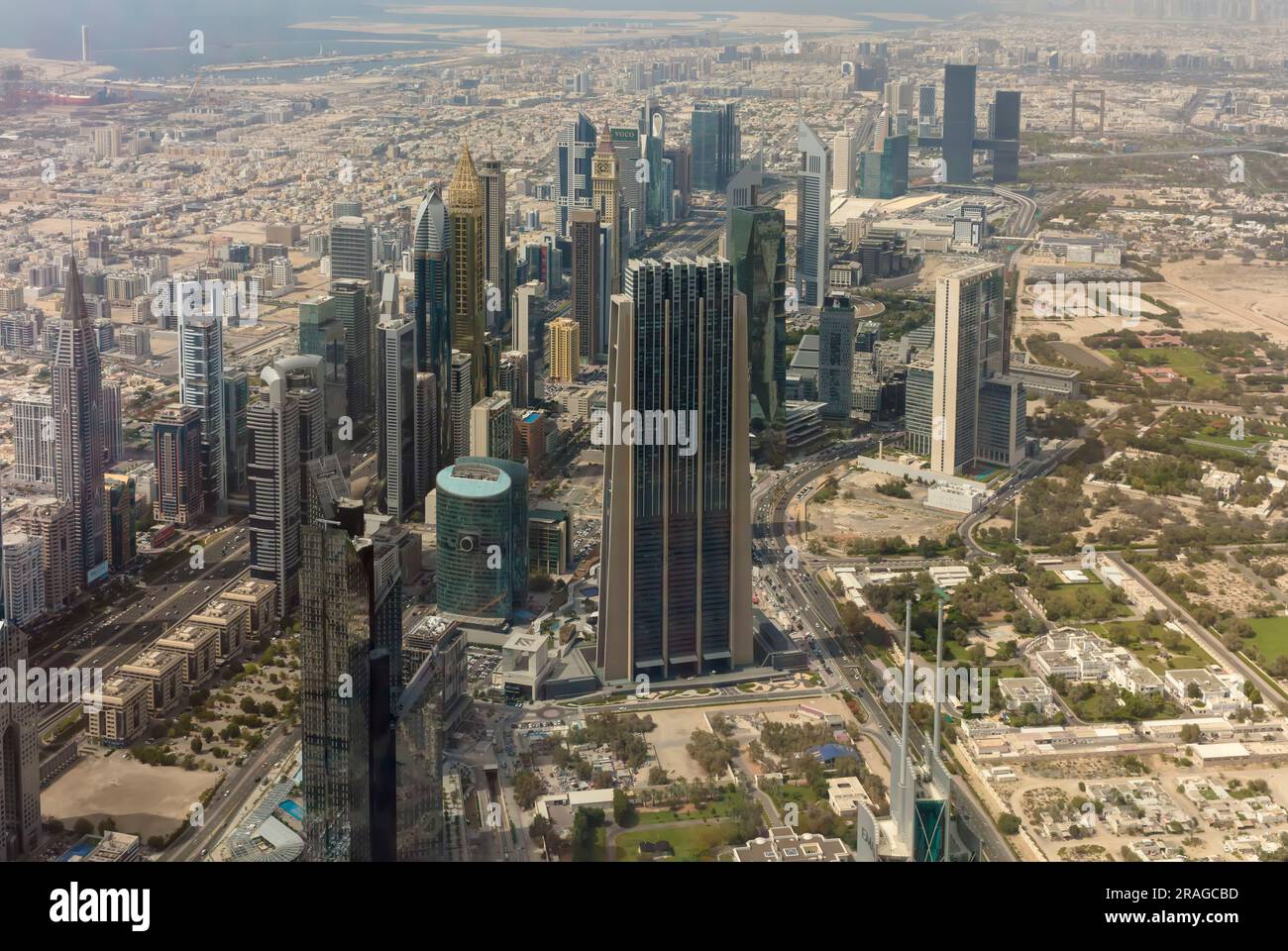 Panorama urbano di Dubai, Emirati Arabi Uniti, con grattacieli dall'alto Foto Stock