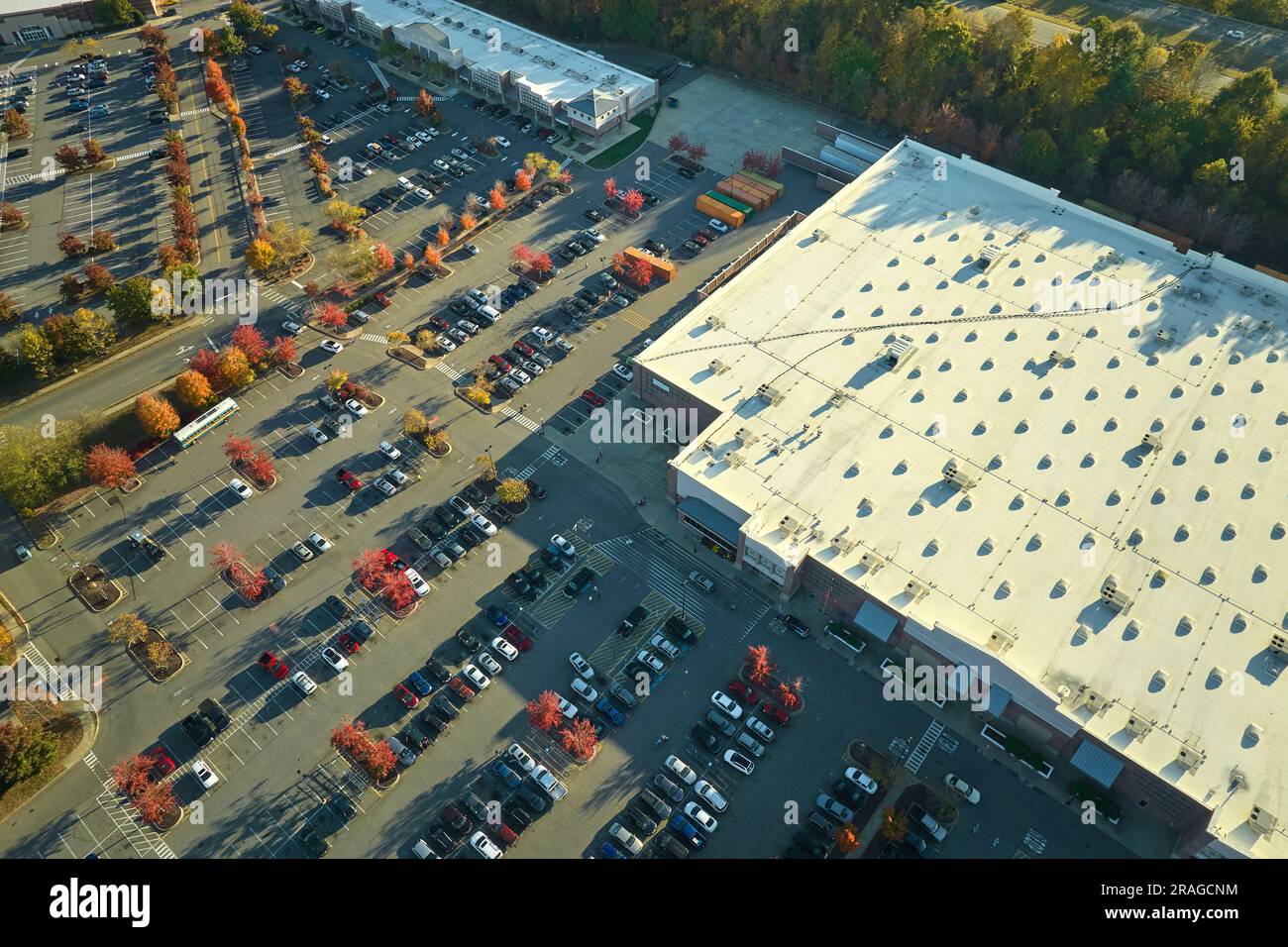 Vista aerea del grande parcheggio di fronte al negozio di rgocery con molte auto colorate parcheggiate. Parcheggio al centro commerciale supercenter con linee e. Foto Stock