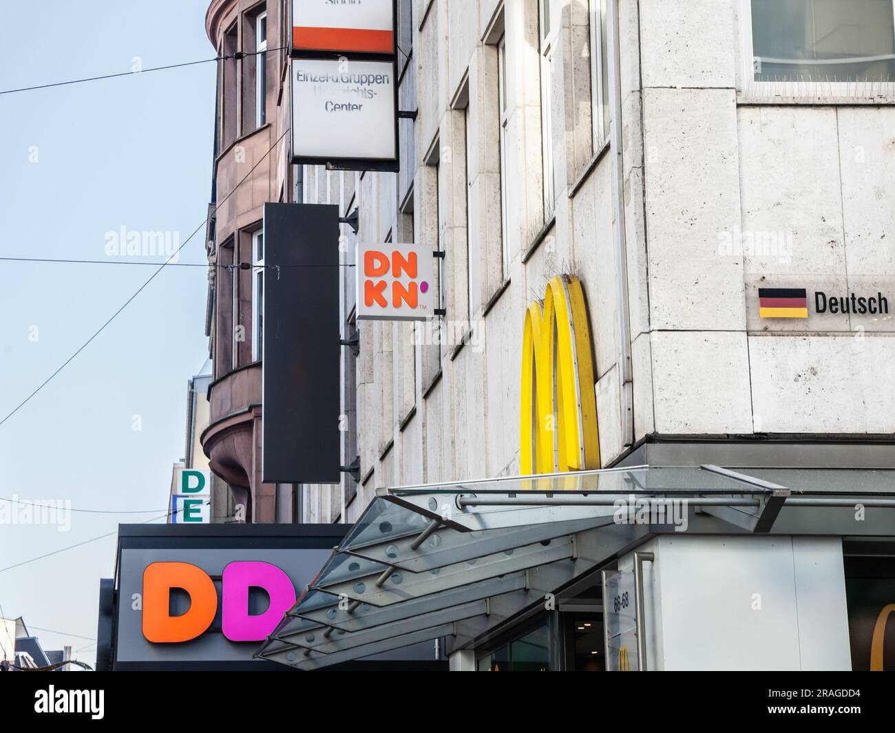 Immagine di un segno con il logo di Dunkin Donuts su un ristorante locale a Dortmund, Germania. Dunkin' Donuts LLC, con le iniziali DD, è una mu americana Foto Stock