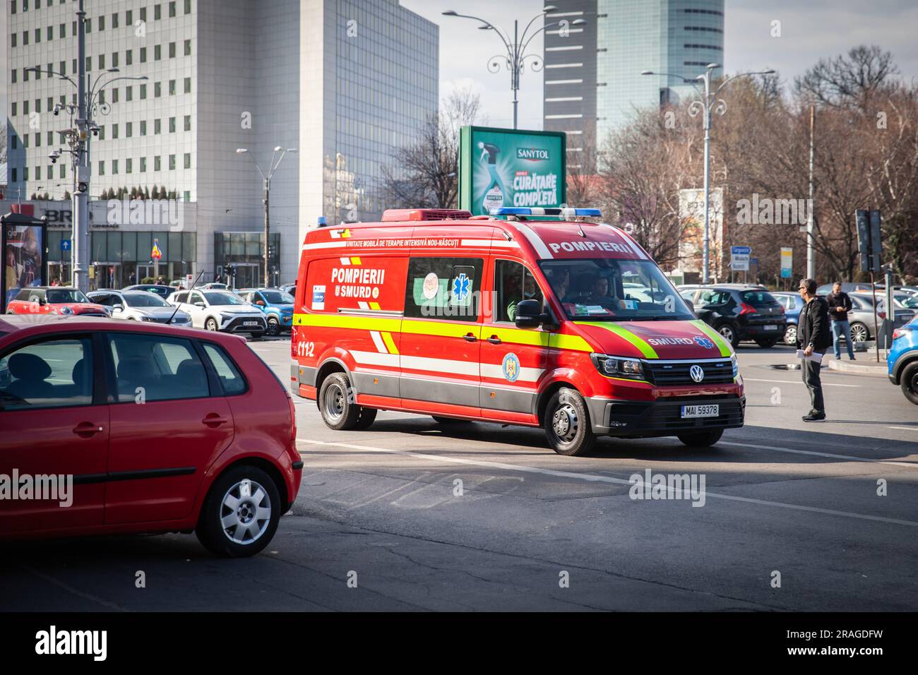 Immagine di un veicolo di emergenza di Pompierii SMURD che passa per le strade di Bucarest, Romania. SMURD è un servizio di soccorso di emergenza con sede in Romania Foto Stock