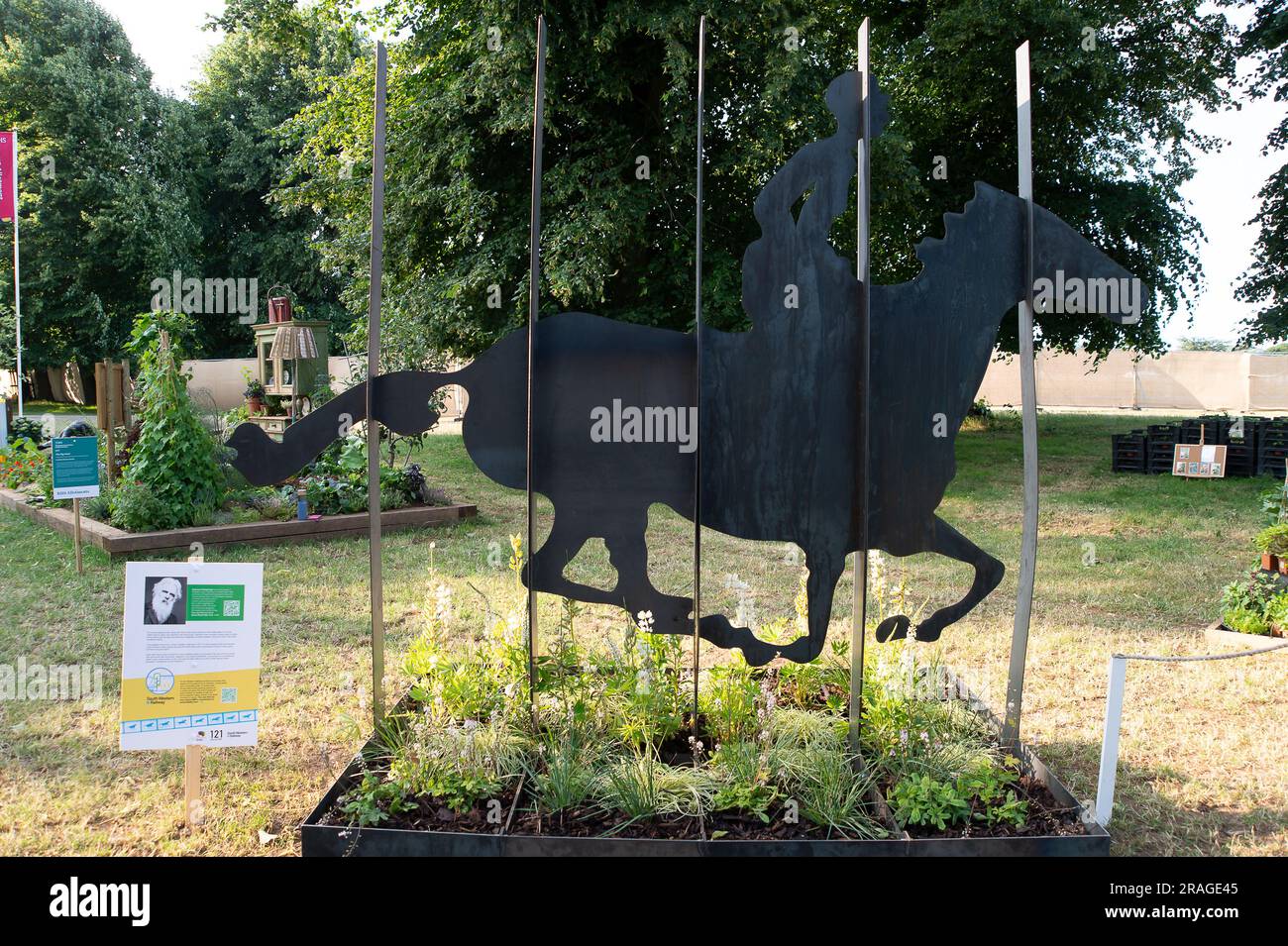 East Molesey, Surrey, Regno Unito. 3 luglio 2023. Horses, Motion & Muybridge Garden al RHS Hampton Court Palace Garden Festival. Il giardino è una partnership tra la Community Brain, 121 Collective e la South Western Railway. Credito: Maureen McLean/Alamy Live News Foto Stock