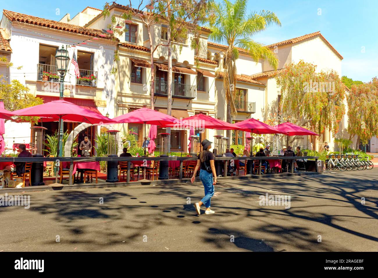 SANTA BARBARA, CALIFORNIA - 27 aprile 2023: Santa Barbara è una città costiera della California. Oltre a una popolare destinazione turistica e turistica, la città Foto Stock