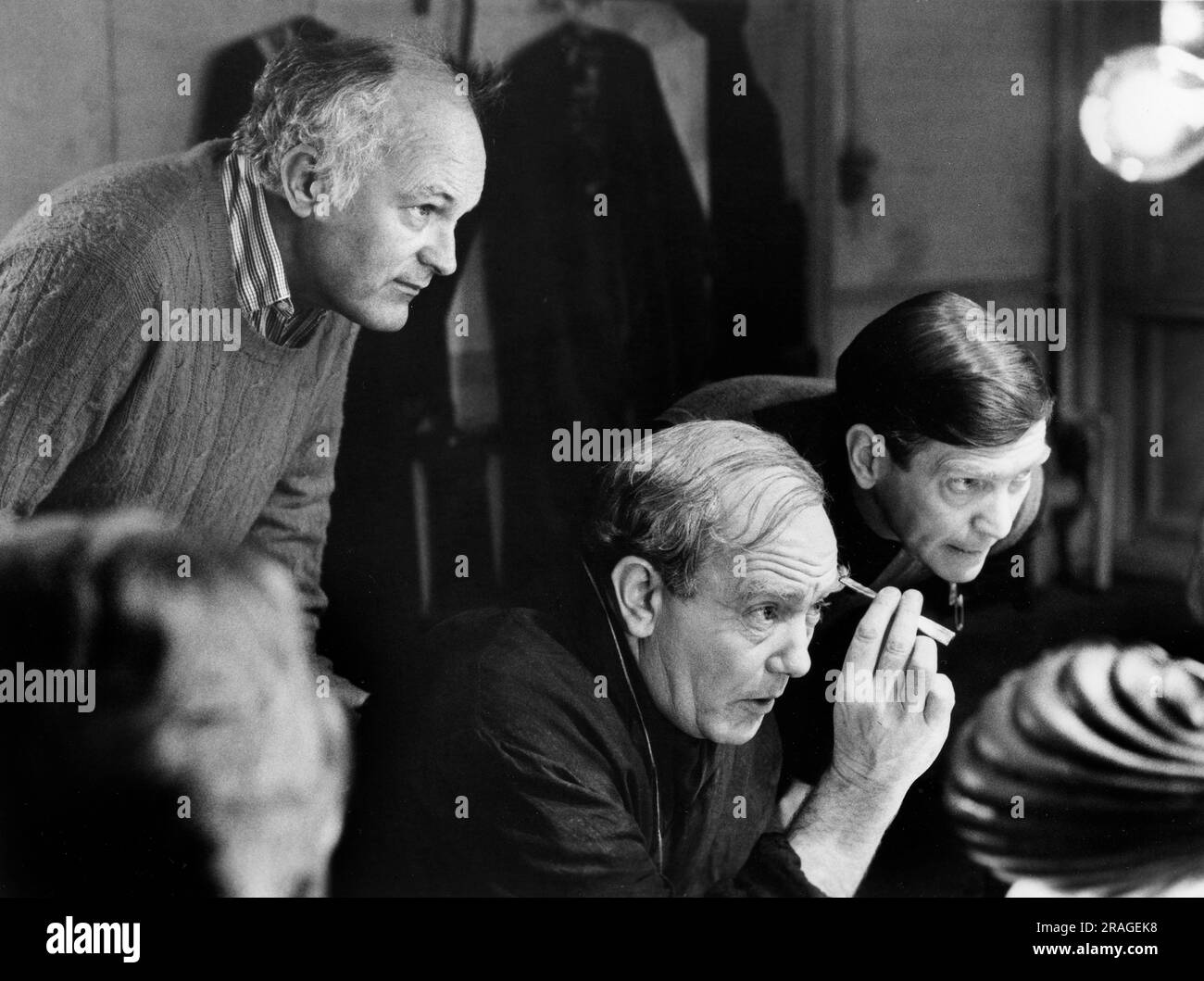 Regista Peter Yates, Albert Finney, Tom Courtenay, sul set del film "The Dresser", Columbia Pictures, 1983 Foto Stock