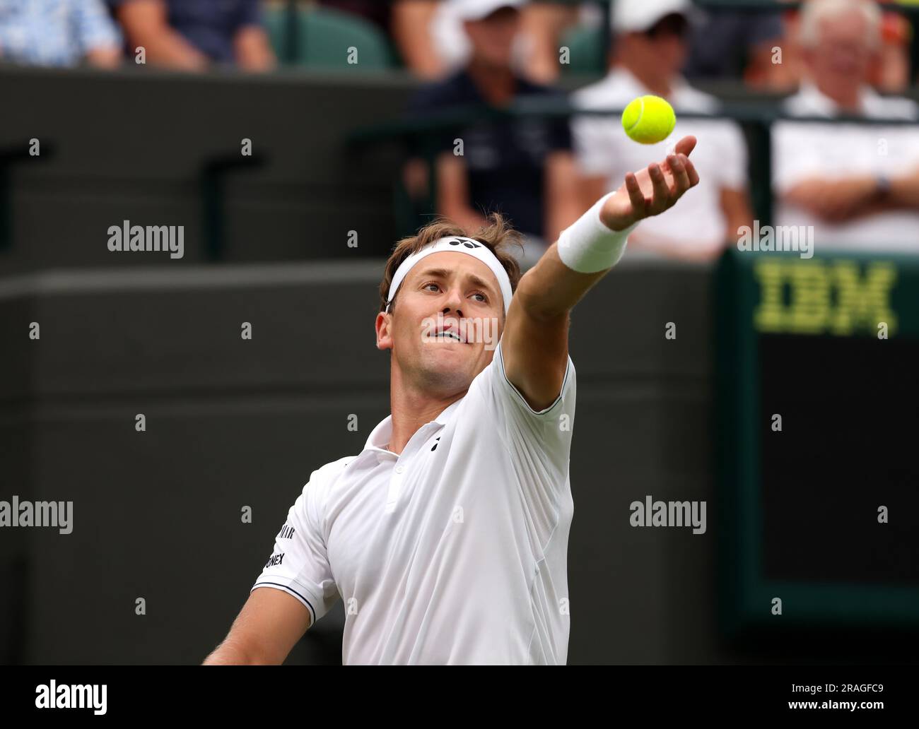 Wimbledon. Semi numero 4, Casper Ruud di, Norvegia. 3 luglio 2023. In azione durante il suo primo turno contro Laurent Lokoli, in Francia, durante la giornata di apertura a Wimbledon. Crediti: Adam Stoltman/Alamy Live News Foto Stock