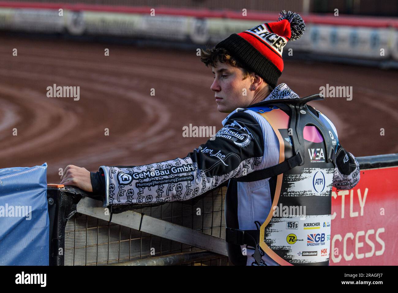 Celina Liebmann controlla la pista prima delle sue prove dimostrative durante la partita Sports Insure Premiership tra Belle Vue Aces e Wolverhampton Wolves al National Speedway Stadium di Manchester lunedì 3 luglio 2023. (Foto: Ian Charles | mi News) crediti: MI News & Sport /Alamy Live News Foto Stock