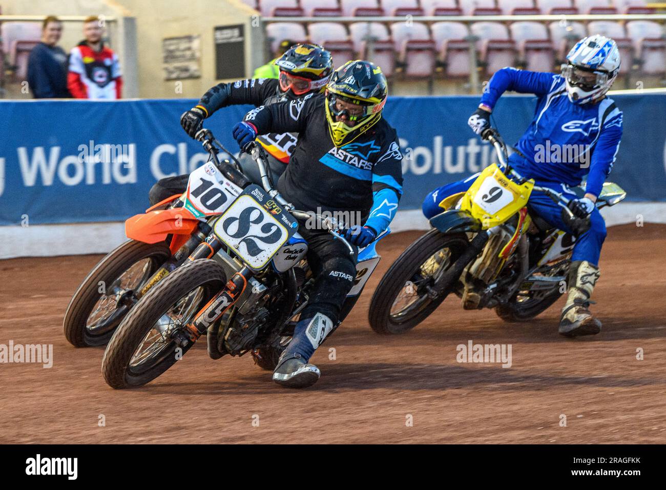 Luke Porter (82) guida Tim Grieg (10) e Archie May (9) durante la partita Sports Insure Premiership tra Belle Vue Aces e Wolverhampton Wolves al National Speedway Stadium di Manchester lunedì 3 luglio 2023. (Foto: Ian Charles | mi News) crediti: MI News & Sport /Alamy Live News Foto Stock