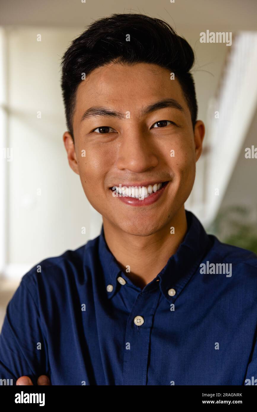 Ritratto di un uomo asiatico felice a casa Foto Stock