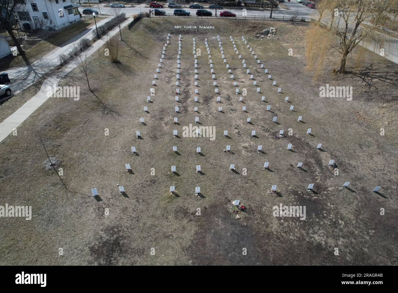 Il cimitero dice i loro nomi vicino alla 37th Street e a Chicago Ave, sabato 2 aprile 2022, a Minneapolis. Ciascuna delle 100 tombe è incisa con il nome di un afroamericano ucciso dalle forze dell'ordine. Foto Stock