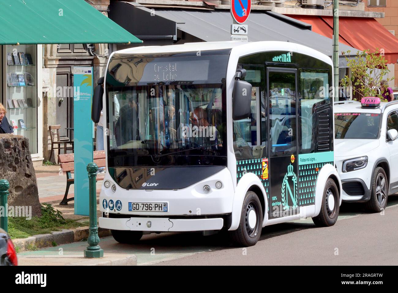 L'autobus autonomo Lohr Cristal completamente elettrico per uso dei mezzi pubblici, una navetta di collegamento o un servizio di sostituzione autobus, aprile 2023. Foto Stock