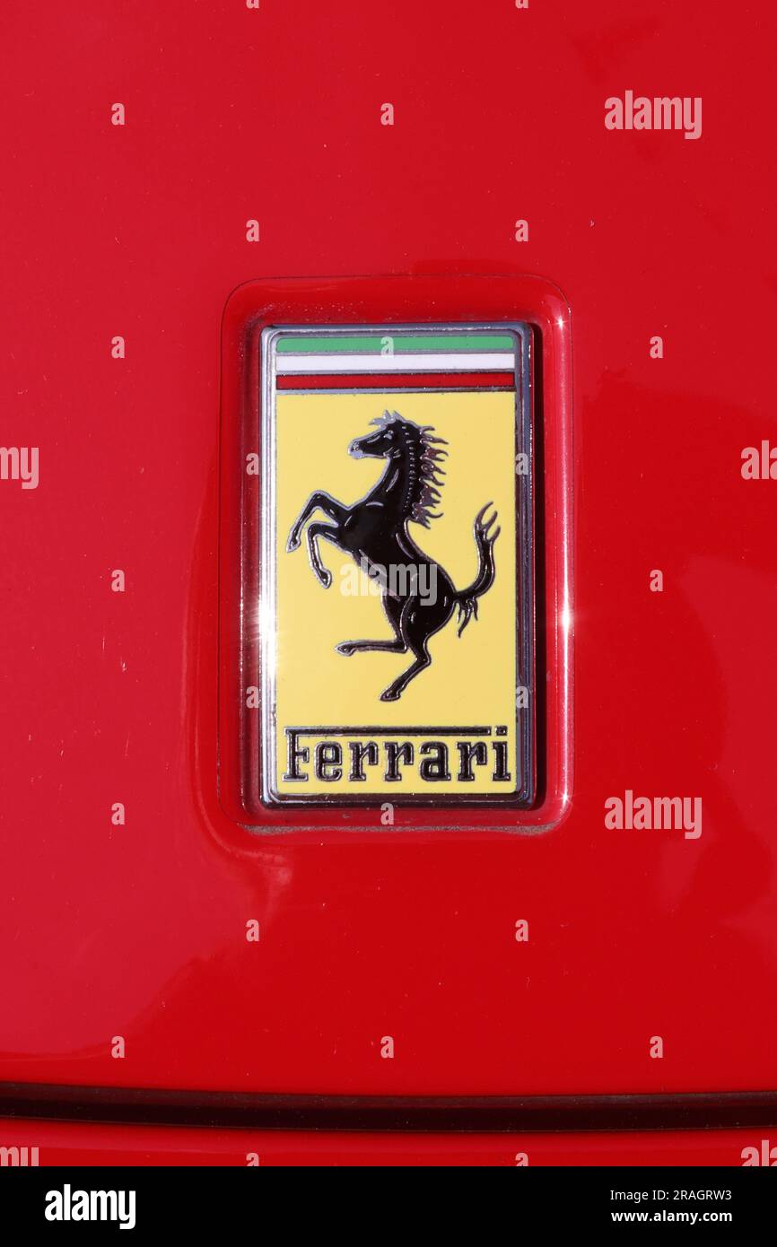 L'iconico distintivo rettangolare del naso dell'auto sportiva a cavallo Ferrari che ha adornato anche i coni del naso delle loro auto di Formula 1, aprile 2023. Foto Stock