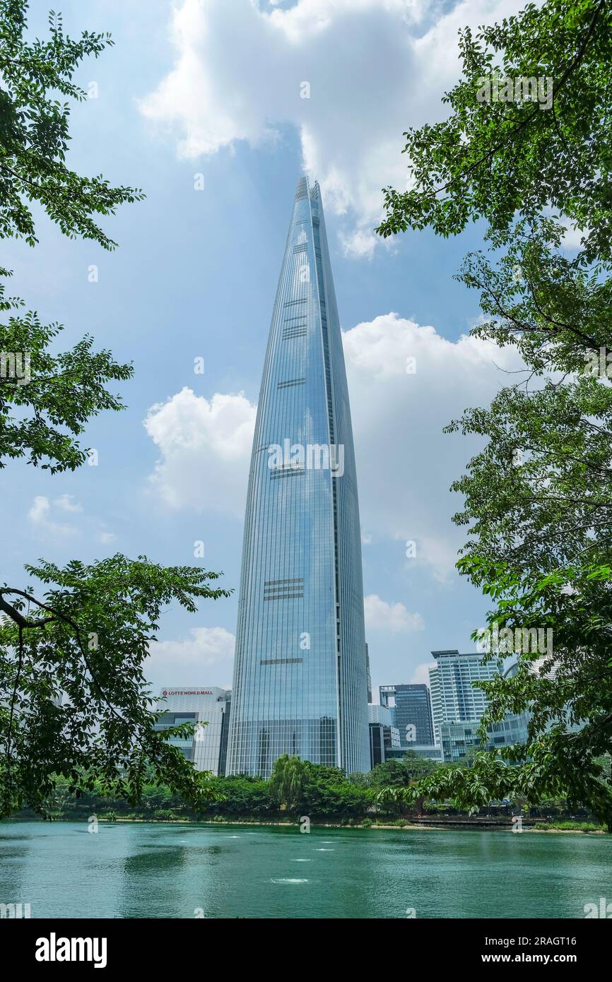 Seul, Corea del Sud - 3 luglio 2023: Vista della Lotte World Tower a Seul, Corea del Sud. Foto Stock