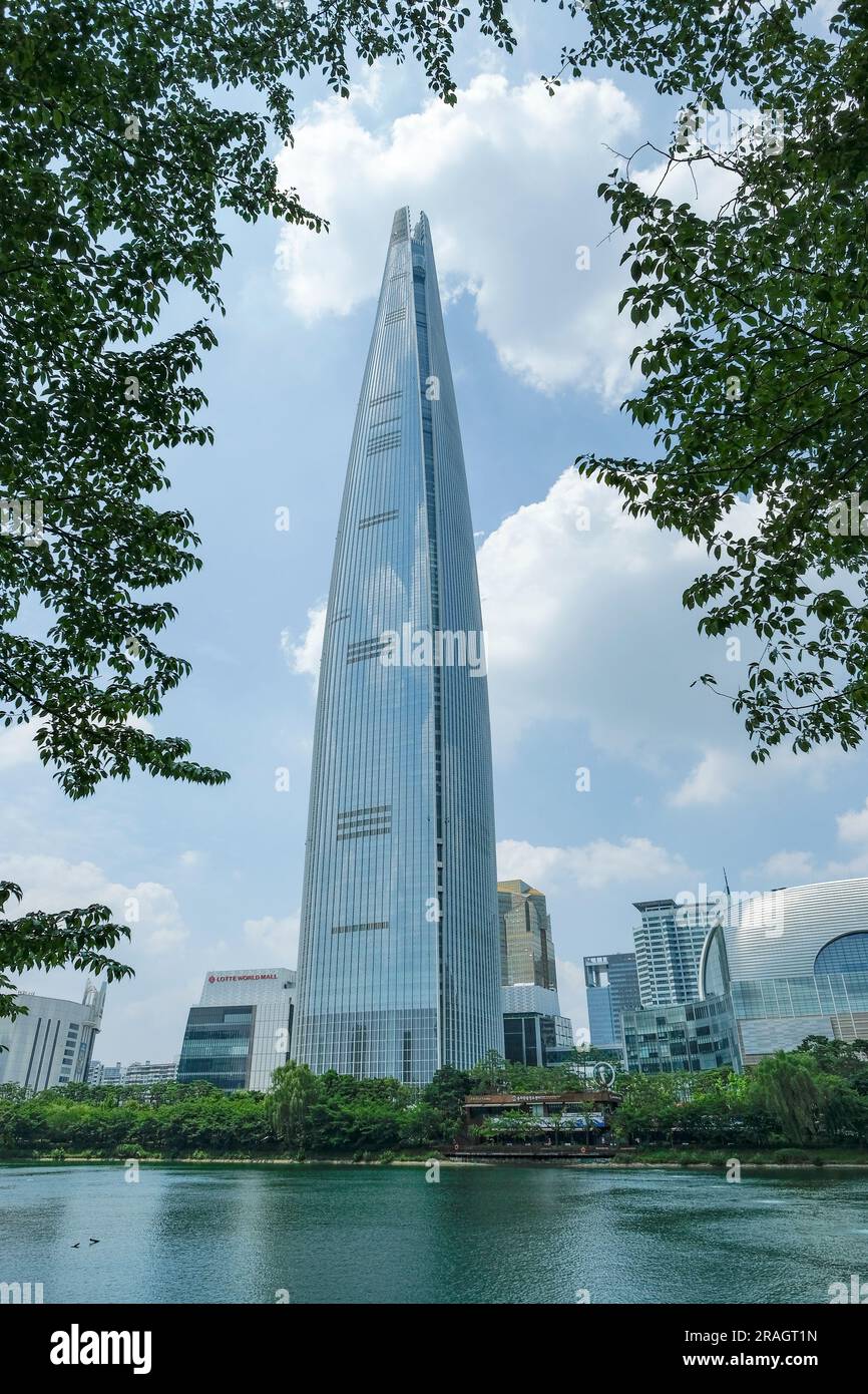 Seul, Corea del Sud - 3 luglio 2023: Vista della Lotte World Tower a Seul, Corea del Sud. Foto Stock