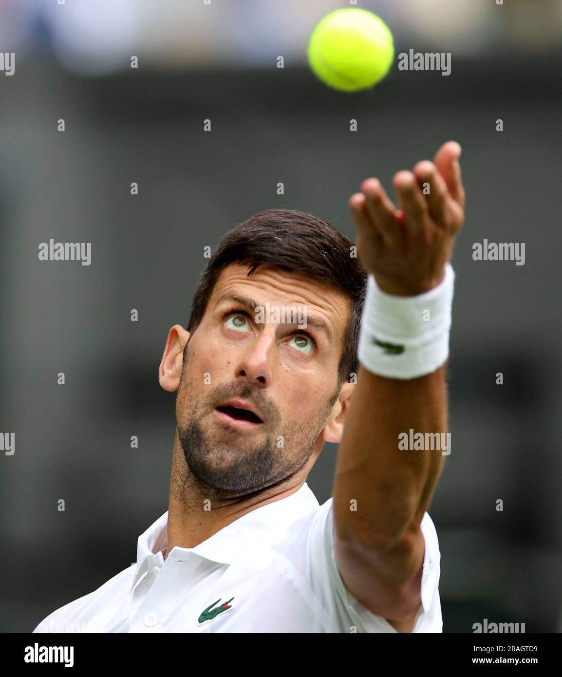 Londra, Gran Bretagna. 3 luglio 2023. La Serbia Novak Djokovic serve durante il primo turno di singolare maschile contro Pedro Cachin argentino al Wimbledon Tennis Championship di Londra, il 3 luglio 2023. Crediti: Li Ying/Xinhua/Alamy Live News Foto Stock