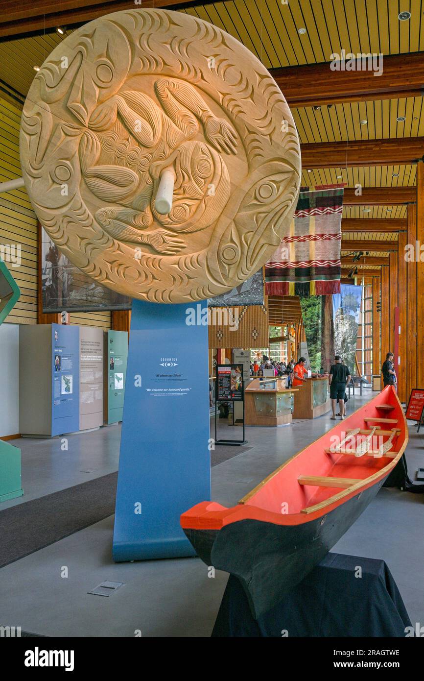 Spindle Whorl e canoa dugout, Squamish lil'wat Cultural Centre, Whistler, British Columbia, Canada Foto Stock