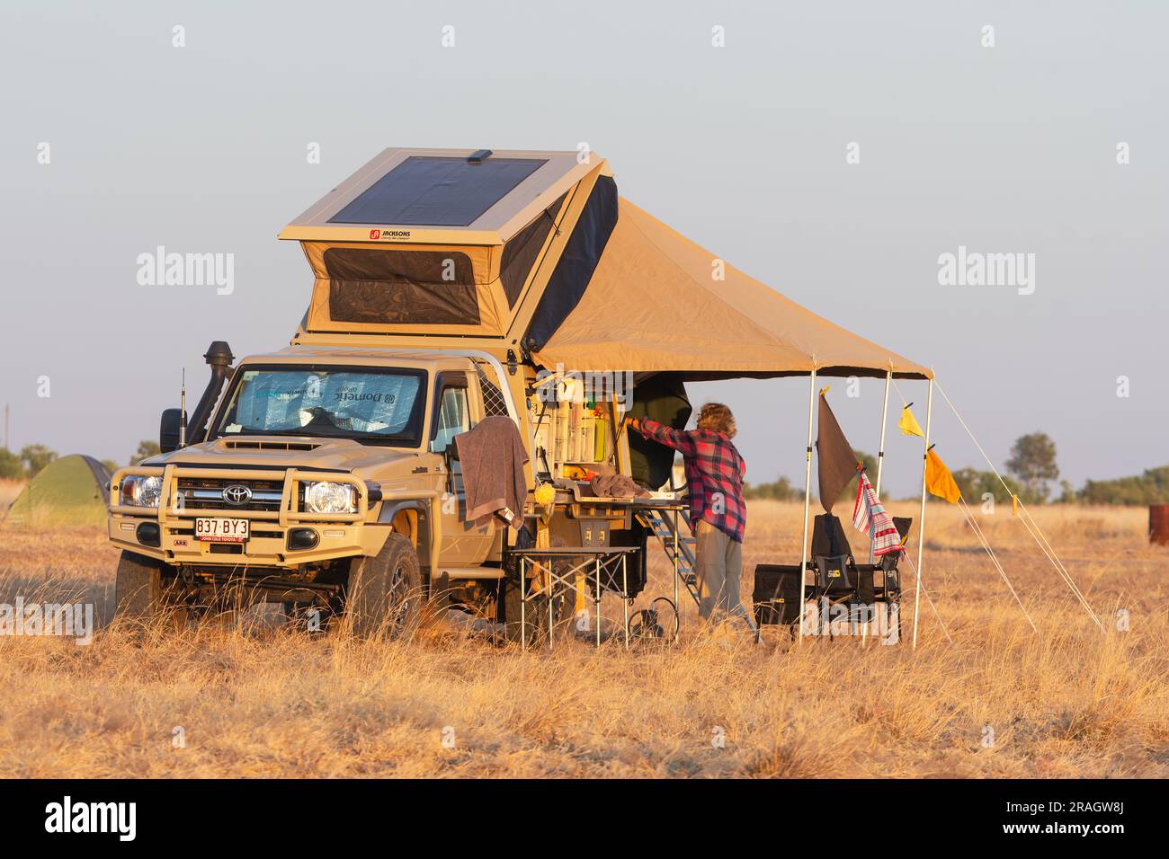 Camper Toyota ute con tenda sul tetto apribile e tende da sole nelle Barkly Tablelands, Northern Territory, NT, Australia Foto Stock