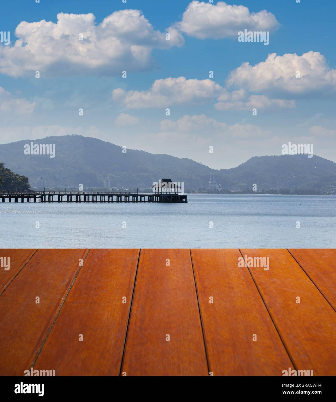 Bellissimi pavimenti in legno e uno sfondo di cielo blu, montagne e porti marittimi. Foto Stock