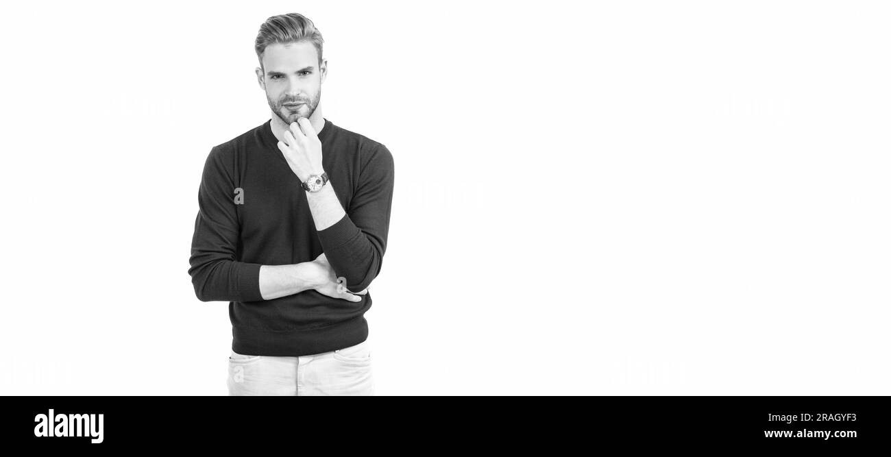 Uomo bello con pelle del viso non rasata indossa un pullover viola con pantaloni casual, tendenza. Uomo volto ritratto, banner con spazio copia. Foto Stock