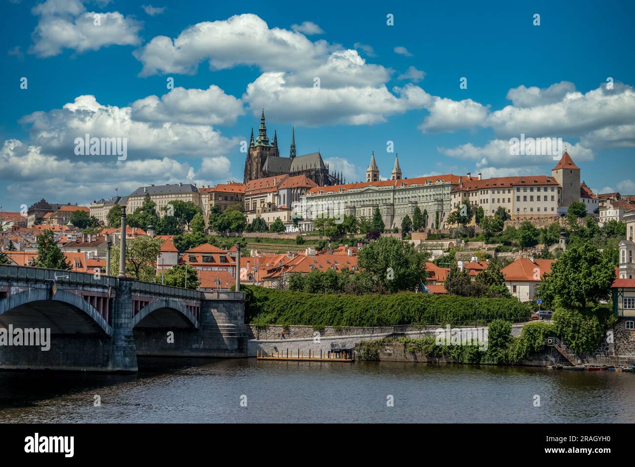 Vista panoramica del castello di Praga e del ponte di Manes Foto Stock